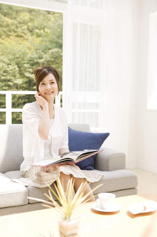 东方人,一个人,客厅,坐,举,笑,摸,打电话,微笑,露齿笑,竖图,室内,白天,正面,植物,窗户,靠垫,落地窗,沙发,桌子,报纸,杯子,餐具,电话,手机,亚洲,仅一个年轻女性,仅一个女性,仅一个人,一张,抚摸,握,阴影,光线,信息,瓷器,碟子,盘,盆栽,影子,办公桌,墙,咖啡杯,靠枕,盆景,陶瓷制品,拿,听,拿着,注视,黄种人,通讯设备,玻璃窗,墙壁,墙面,树,树木,绿色,紫色,阳光,自然,盘子,垫子,碟,枕头,观察,看,靠,靠着,托,倚靠,握着,生长,成长,观看,新闻,察看,起居室,倚着,关注,瓷杯,布艺沙发,一部,交流,年轻女性,女人,女性,亚洲人,触摸,沟通,接触,举起,举手,举着,通话,向上举,向上伸,向上托,坐着,半身,彩图,报刊