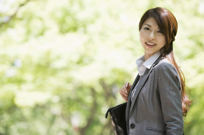 东方人,背,头发,一个人,商务人士,商务女性,站,笑,摸,微笑,露齿笑,横图,室外,白天,侧面,衬衫,旅游,度假,植物,亚洲,仅一个年轻女性,仅一个女性,仅一个人,抚摸,阴影,套装,朦胧,模糊,光线,包,皮包,影子,扭头,注视,黄种人,娱乐,树,树木,一个,绿色,黑色,阳光,自然,背着,观察,看,站着,转头,享受,休闲,放松,生长,成长,观看,单肩包,察看,关注,商务装,工薪阶层,年轻女性,女人,女性,亚洲人,白领,上班族,触摸,接触,站立,半身,彩图,衬衣