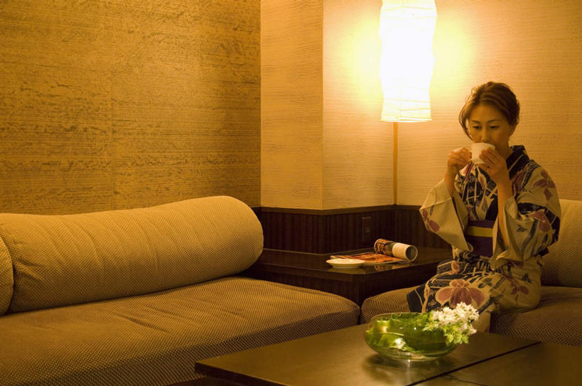 东方人,一个人,客厅,坐,闭眼,捧,笑,摸,微笑,露齿笑,横图,室内,白天,正面,民族服装,植物,沙发,餐具,照明,亚洲,仅一个年轻女性,仅一个女性,仅一个人,抚摸,握,阴影,花纹,和服,反射,壁灯,碟子,盘,盆栽,影子,墙,灯光,盆景,拿,拿着,黄种人,墙壁,墙面,灯,一个,绿色,自然,盘子,灯具,碟,低头,靠,靠着,倚靠,握着,服饰,生长,单个,成长,照亮,起居室,倚着,照明设备,布艺沙发,吴服,唐草,唐花,唐锦,年轻女性,女人,女性,亚洲人,闭眼睛,闭着眼,闭着眼睛,触摸,端,端着,接触,捧着,手捧,坐着,半身,彩图,传统服装,民俗服