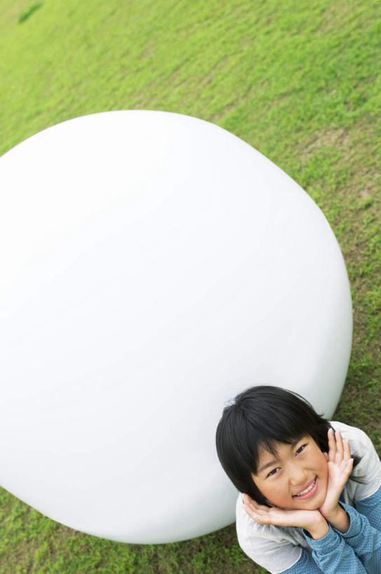 东方人,儿童,头发,一个人,坐,笑,微笑,露齿笑,竖图,俯视,室外,白天,旅游,度假,游戏,纯洁,草地,草坪,植物,玩具,亚洲,仅一个男性,仅一个人,撑,阴影,服装,光线,影子,玩,托腮,注视,休闲装,黄种人,娱乐,球,草,一个,小孩,衣服,绿色,白色,黑色,阳光,观察,看,靠,靠着,托,倚靠,仅一个小孩,享受,休闲,球体,休闲服,放松,可爱,童年,童趣,益智,服饰,单个,观看,活动,察看,撑着,倚着,发泄,关注,消遣,智力,托下巴,童真,烂漫,无邪,宣泄,天真,男孩,男人,男性,亚洲人,孩子,抬头,玩耍,嬉戏,仰头,坐着,半身,彩图,高角度拍摄,男生