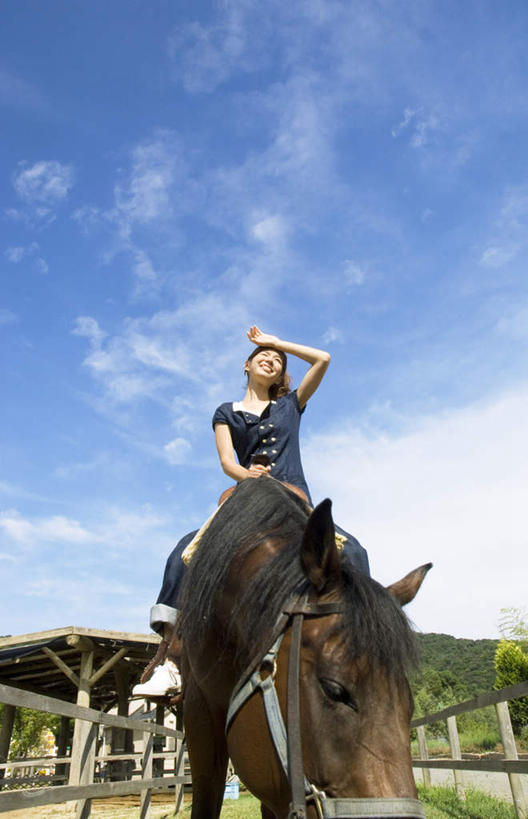 东方人,头发,一个人,栏杆,坐,举,摸,竖图,室外,白天,仰视,旅游,度假,牧场,草地,草坪,植物,马,野生动物,亚洲,仅一个年轻女性,仅一个女性,仅一个人,撑,抚摸,阴影,服装,光线,影子,栅栏,篱笆,云,云朵,围栏,云彩,休闲装,黄种人,娱乐,护栏,一匹,草,树,树木,衣服,蓝色,绿色,黑色,灰色,白云,蓝天,天空,阳光,自然,动物,天,托,享受,休闲,休闲服,放松,遮,遮掩,运输,服饰,牲畜,生长,成长,掩盖,撑着,遮挡,遮盖,掩饰,年轻女性,女人,女性,亚洲人,触摸,接触,举起,举手,举着,向上举,向上伸,向上托,坐着,彩图,低角度拍摄,全身