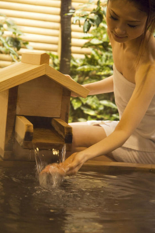 东方人,头发,一个人,坐,捧,笑,摸,微笑,露齿笑,竖图,室内,白天,侧面,浴袍,按摩,美容,水,植物,亚洲,仅一个年轻女性,仅一个女性,仅一个人,抚摸,护肤,阴影,波纹,光线,盆栽,液体,影子,墙,水滴,盆景,注视,黄种人,墙壁,墙面,绿色,白色,黑色,水纹,阳光,自然,波浪,低头,观察,看,保养,享受,休闲,放松,SPA水疗,保健,温泉浴场,生长,成长,观看,察看,关注,养颜,年轻女性,女人,女性,亚洲人,长发,矿泉疗养地,触摸,端,端着,接触,捧着,手捧,坐着,半身,彩图,汤帷子,浴衣,水疗