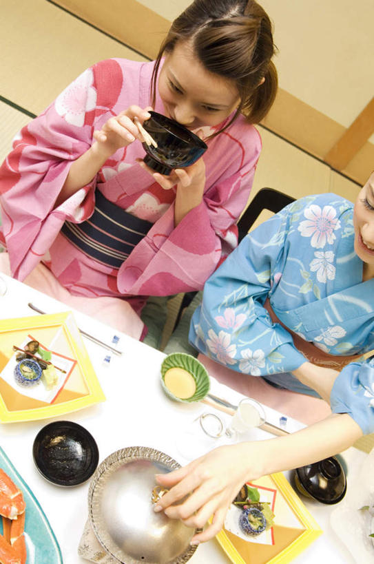 东方人,两个人,伙伴,朋友,客厅,坐,捧,笑,微笑,露齿笑,竖图,俯视,室内,白天,民族服装,烹饪,友谊,桌子,杯子,餐具,椅子,亚洲,喝,握,花纹,和服,碟子,盘,图案,办公桌,木椅,墙,日本料理,料理,食品,褐色,拿,拿着,依偎,注视,黄种人,菜肴,美食,墙壁,墙面,食物,蓝色,盘子,水杯,碟,日式料理,低头,观察,看,靠,靠着,倚靠,日式,握着,服饰,佳肴,观看,察看,起居室,倚着,关注,吴服,唐草,唐花,唐锦,依附,依赖,投靠,友情,年轻女性,女人,女性,亚洲人,茶杯,端,端着,捧着,手捧,坐着,半身,彩图,高角度拍摄,传统服装,民俗服