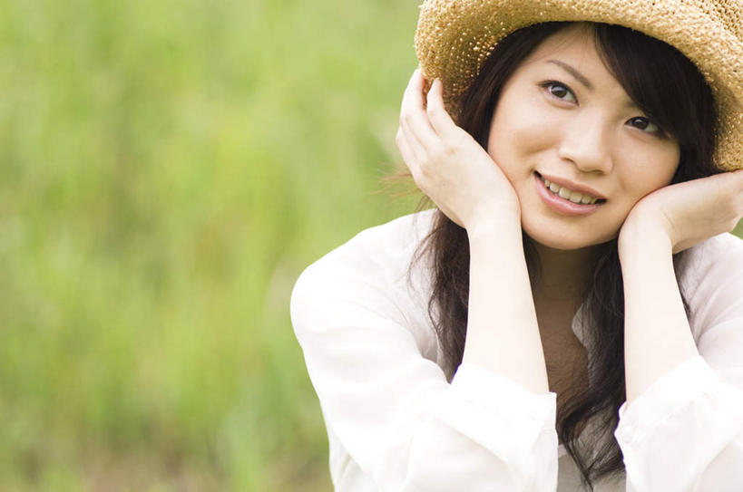 东方人,脸,头,脸颊,一个人,坐,笑,微笑,露齿笑,横图,室外,特写,白天,正面,旅游,度假,草地,草坪,植物,帽子,亚洲,仅一个年轻女性,仅一个女性,仅一个人,撑,阴影,服装,朦胧,模糊,光线,影子,托腮,注视,休闲装,黄种人,娱乐,草,树,树木,衣服,黄色,绿色,白色,阳光,自然,遮阳帽,观察,看,托,享受,休闲,休闲服,放松,服饰,生长,成长,观看,察看,关注,托下巴,一顶,年轻女性,女人,女性,亚洲人,头部,脸部,脸蛋,面部,坐着,半身,彩图