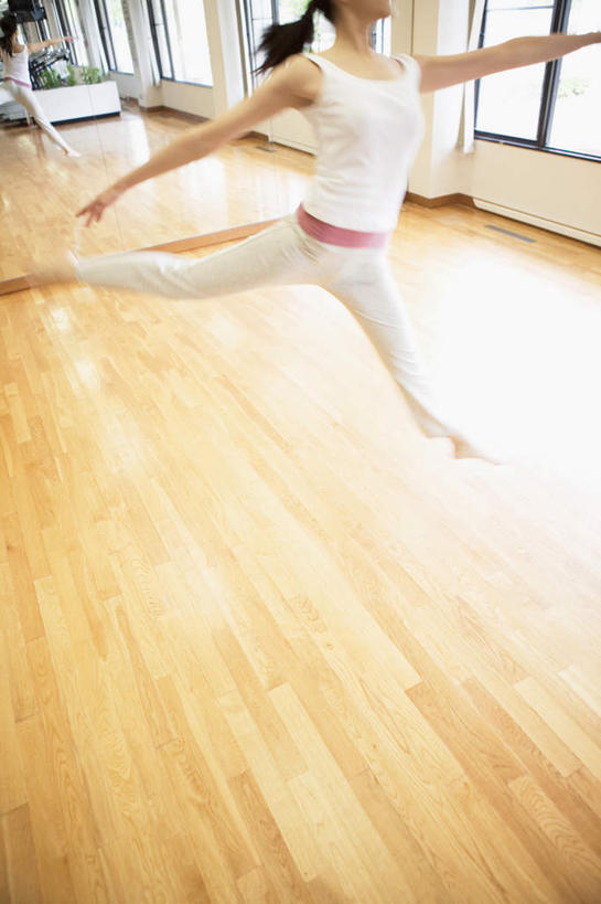 东方人,头发,一个人,跳,伸展双臂,竖图,俯视,室内,白天,锻炼,跳舞,运动,窗户,地板,落地窗,亚洲,仅一个年轻女性,仅一个女性,仅一个人,阴影,服装,光线,影子,墙,地面,半空,扭头,休闲装,黄种人,娱乐,木地板,玻璃窗,墙壁,墙面,衣服,白色,黑色,阳光,转头,享受,休闲,休闲服,放松,服饰,舞姿,室内运动,年轻女性,女人,女性,亚洲人,长发,敞开双臂,伸开双臂,跳跃,展开双肩,张开手臂,张开双臂,半身,彩图,高角度拍摄,健身,舞蹈