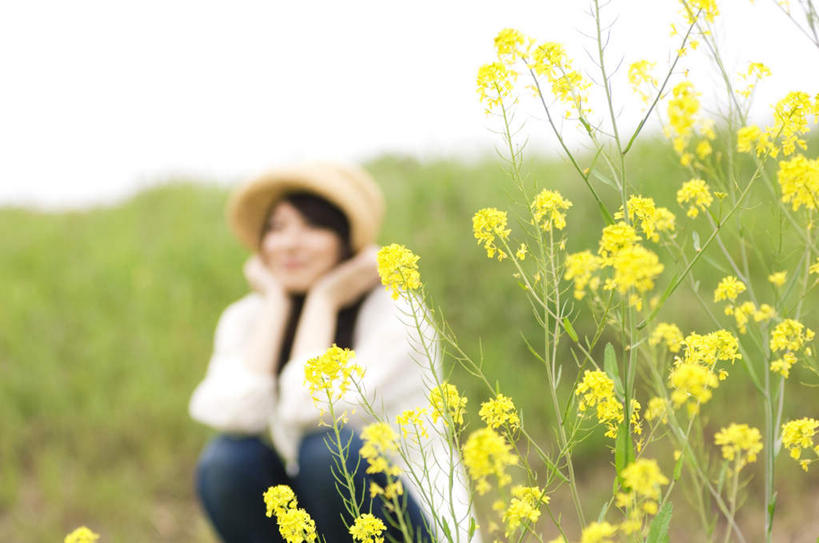 东方人,一个人,坐,笑,摸,微笑,露齿笑,横图,室外,白天,正面,旅游,度假,草地,草坪,植物,帽子,亚洲,仅一个年轻女性,仅一个女性,仅一个人,撑,抚摸,阴影,服装,朦胧,模糊,盛开,光线,影子,花蕾,托腮,注视,休闲装,黄种人,娱乐,草,花,花瓣,花朵,鲜花,衣服,黄色,蓝色,绿色,白色,蓝天,天空,阳光,遮阳帽,天,花苞,花蕊,油菜花,观察,看,托,享受,休闲,休闲服,放松,服饰,观看,察看,关注,托下巴,一顶,年轻女性,女人,女性,亚洲人,触摸,接触,坐着,半身,彩图