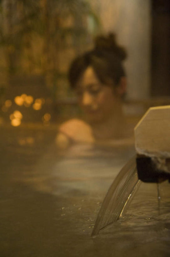 东方人,头发,一个人,坐,笑,微笑,露齿笑,竖图,室内,白天,正面,浴袍,按摩,美容,水,雾,亚洲,仅一个年轻女性,仅一个女性,仅一个人,护肤,阴影,波纹,沸腾,朦胧,模糊,光线,蒸汽,液体,影子,水滴,水蒸气,注视,黄种人,白色,黑色,水纹,阳光,波浪,低头,观察,看,靠,靠着,倚靠,保养,享受,休闲,放松,SPA水疗,保健,温泉浴场,流动,观看,察看,倚着,关注,养颜,蒸发,年轻女性,女人,女性,亚洲人,长发,矿泉疗养地,坐着,半身,彩图,汤帷子,浴衣,水疗