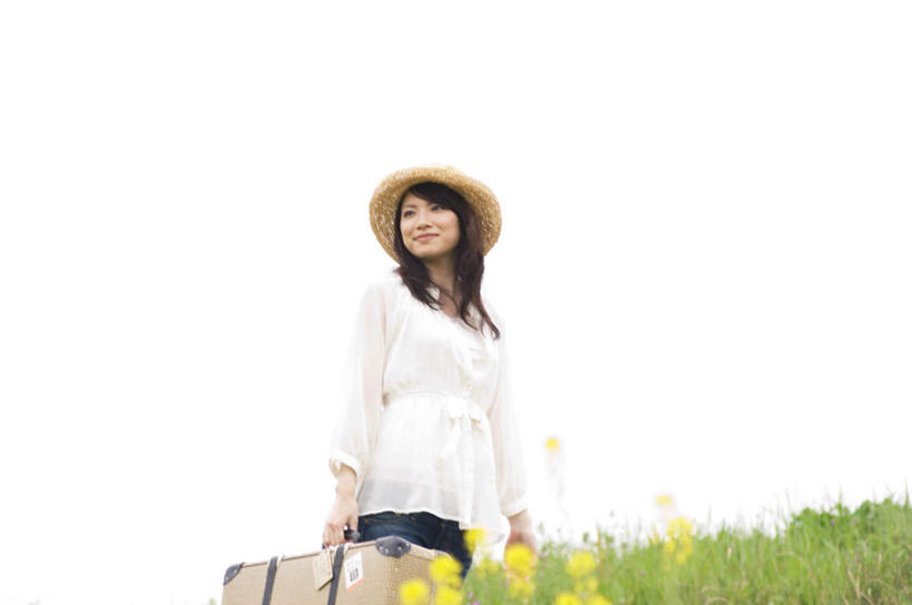 东方人,头发,一个人,站,笑,微笑,露齿笑,横图,室外,白天,仰视,旅游,度假,草地,草坪,植物,帽子,亚洲,仅一个年轻女性,仅一个女性,仅一个人,阴影,盛开,光线,拉杆箱,旅行箱,影子,花蕾,扭头,注视,黄种人,娱乐,草,花,花瓣,花朵,鲜花,黄色,蓝色,绿色,黑色,蓝天,天空,阳光,行李箱,遮阳帽,箱子,天,花苞,花蕊,油菜花,观察,看,站着,转头,享受,休闲,放松,晴朗,观看,出差,察看,关注,万里无云,一顶,年轻女性,女人,女性,亚洲人,晴空,晴空万里,站立,半身,彩图,低角度拍摄,旅行