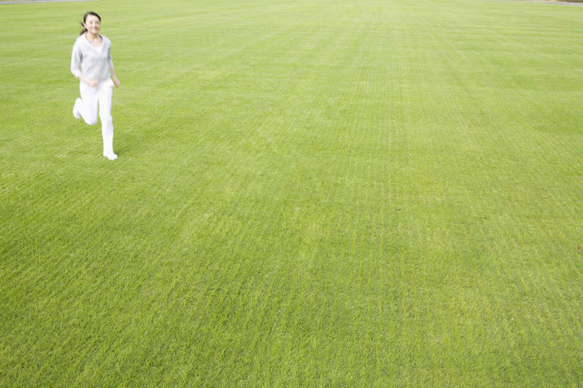 东方人,头发,一个人,站,跑,笑,微笑,露齿笑,横图,俯视,室外,白天,锻炼,旅游,度假,运动,草地,草坪,植物,亚洲,仅一个年轻女性,仅一个女性,仅一个人,阴影,服装,光线,影子,抬腿,注视,休闲装,黄种人,娱乐,草,衣服,绿色,白色,黑色,阳光,观察,看,站着,享受,休闲,休闲服,放松,抬手,服饰,观看,察看,关注,体育,年轻女性,女人,女性,亚洲人,跑步,抬头,仰头,站立,彩图,高角度拍摄,全身,健身