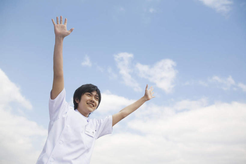 东方人,头发,一个人,站,举,伸展双臂,笑,微笑,露齿笑,横图,室外,白天,仰视,旅游,度假,亚洲,仅一个男性,仅一个人,阴影,服装,光线,影子,云,云朵,云彩,注视,休闲装,黄种人,娱乐,仅一个年轻男性,衣服,蓝色,白色,黑色,白云,蓝天,天空,阳光,天,观察,看,托,站着,享受,休闲,休闲服,放松,服饰,观看,察看,关注,男人,男性,年轻男性,亚洲人,敞开双臂,举起,举手,举着,伸开双臂,向上举,向上伸,向上托,展开双肩,站立,张开手臂,张开双臂,半身,彩图,低角度拍摄,五指张开