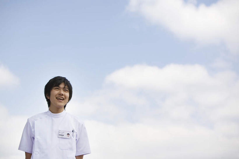 东方人,头发,一个人,医生,站,笑,微笑,露齿笑,横图,室外,白天,仰视,旅游,度假,亚洲,仅一个男性,仅一个人,阴影,服装,光线,影子,云,云朵,云彩,注视,休闲装,黄种人,娱乐,仅一个年轻男性,衣服,蓝色,白色,黑色,白云,蓝天,天空,阳光,天,观察,看,站着,医护人员,医疗人员,享受,休闲,休闲服,放松,服饰,观看,察看,白大褂,关注,男人,男性,年轻男性,亚洲人,大夫,站立,半身,彩图,低角度拍摄