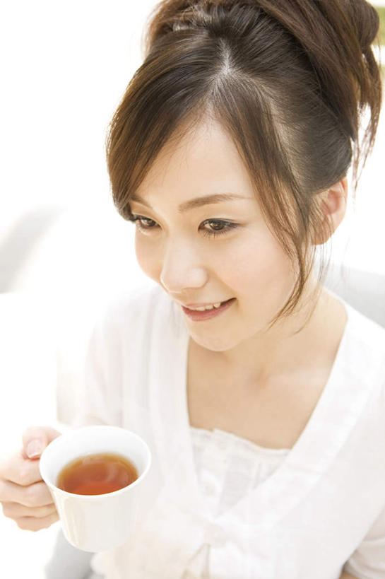 东方人,头发,一个人,客厅,坐,捧,笑,微笑,露齿笑,竖图,俯视,室内,白天,沙发,杯子,亚洲,仅一个年轻女性,仅一个女性,仅一个人,喝,握,服装,瓷器,咖啡杯,陶瓷制品,拿,拿着,注视,休闲装,黄种人,衣服,白色,黑色,观察,看,靠,靠着,倚靠,休闲,休闲服,握着,服饰,观看,察看,起居室,倚着,关注,瓷杯,布艺沙发,年轻女性,女人,女性,亚洲人,长发,端,端着,捧着,手捧,坐着,半身,彩图,高角度拍摄