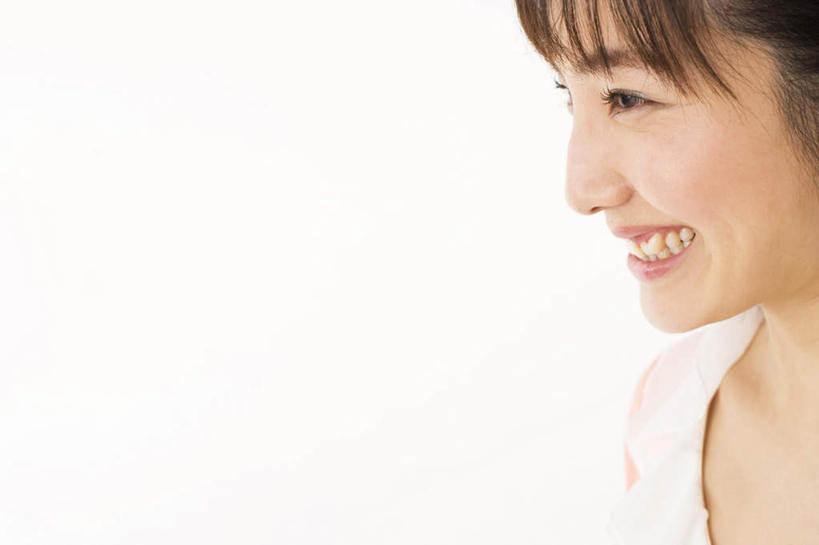 东方人,脸,头,脸颊,头发,一个人,站,笑,微笑,露齿笑,横图,室内,特写,白天,白色背景,侧面,亚洲,仅一个年轻女性,仅一个女性,仅一个人,服装,注视,休闲装,黄种人,衣服,黄色,白色,观察,看,站着,休闲,休闲服,摄影,服饰,影棚,观看,察看,愉悦,关注,年轻女性,女人,女性,亚洲人,头部,长发,脸部,脸蛋,面部,站立,半身,彩图,影棚拍摄,开心,拍摄