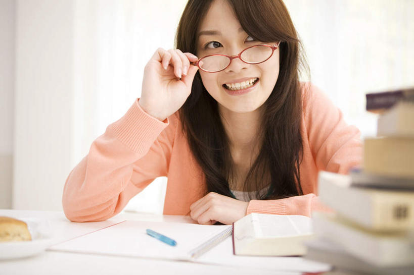 东方人,头发,一个人,坐,笑,摸,微笑,露齿笑,横图,室内,白天,正面,窗户,落地窗,书房,桌子,书籍,亚洲,仅一个年轻女性,仅一个女性,仅一个人,一堆,许多,撑,抚摸,握,阴影,堆叠,堆积,朦胧,模糊,光线,笔,眼镜,影子,墙,办公用品,拿,拿着,注视,黄种人,书桌,玻璃窗,墙壁,墙面,文具,黄色,阳光,课桌,学习用品,观察,看,靠,靠着,倚靠,握着,观看,堆,文具用品,察看,撑着,倚着,关注,近视眼镜,年轻女性,女人,女性,亚洲人,长发,卷发,书,图书,触摸,接触,坐着,半身,彩图