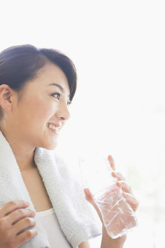 东方人,头发,一个人,站,捧,笑,摸,微笑,露齿笑,竖图,室内,白天,侧面,窗户,落地窗,杯子,亚洲,仅一个年轻女性,仅一个女性,仅一个人,一条,抚摸,握,阴影,服装,光线,影子,墙,拿,拿着,注视,休闲装,黄种人,玻璃窗,墙壁,墙面,玻璃制品,一个,衣服,黑色,阳光,水杯,毛巾,观察,看,站着,休闲,休闲服,握着,服饰,单个,观看,察看,关注,年轻女性,女人,女性,亚洲人,玻璃杯,触摸,端,端着,接触,捧着,手捧,站立,半身,彩图