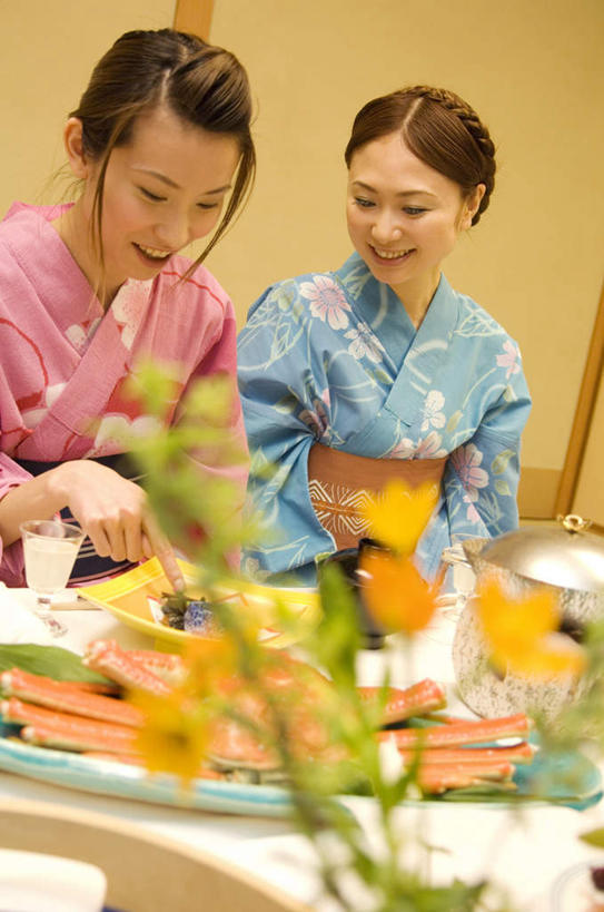 海鲜,蟹,东方人,头发,两个人,伙伴,朋友,客厅,坐,笑,摸,微笑,露齿笑,竖图,室内,白天,正面,民族服装,烹饪,友谊,植物,餐桌,桌子,杯子,餐具,亚洲,许多,抚摸,握,和服,螃蟹,碟子,盘,盆栽,墙,日本料理,料理,食品,盆景,拿,拿着,扭头,注视,黄种人,水产,菜肴,美食,海洋生物,墙壁,墙面,食物,黄色,红色,蓝色,绿色,黑色,自然,盘子,水杯,碟,碗,日式料理,观察,看,转头,日式,握着,服饰,佳肴,生长,成长,餐台,观看,察看,起居室,关注,水生动物,海产品,水生物,海底动物,吴服,唐草,唐花,唐锦,友情,年轻女性,女人,女性,亚洲人,长发,茶杯,进餐用具,烹调用具,触摸,接触,坐着,半身,彩图,传统服装,民俗服