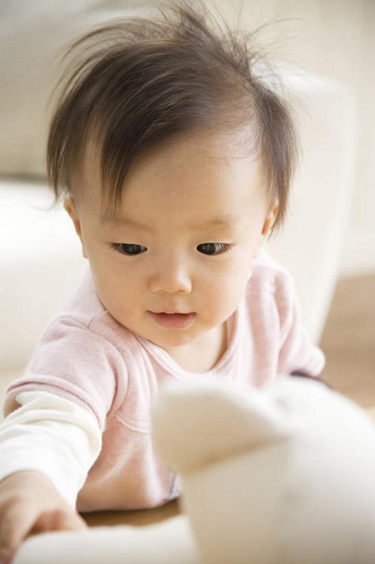 东方人,婴儿,儿童,头发,一个人,笑,摸,微笑,露齿笑,竖图,室内,白天,正面,婴儿服装,纯洁,床,地板,靠垫,卧室,亚洲,仅一个人,抚摸,握,墙,床单,靠枕,地面,拿,拿着,注视,黄种人,被子,木地板,墙壁,墙面,小孩,白色,黑色,垫子,枕头,观察,看,趴着,可爱,伸手,握着,单人床,活泼,观看,察看,被单,关注,宝宝,纯真,烂漫,无邪,伶俐,天真,亚洲人,孩子,触摸,接触,趴,彩图,全身,婴儿服,睡房,卧房,襁褓