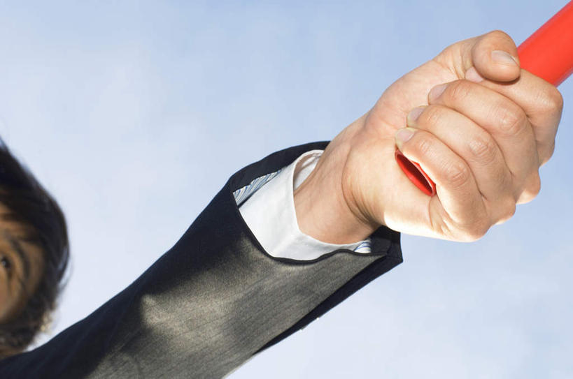 东方人,头发,一个人,商务人士,商务男性,站,举,笑,摸,微笑,露齿笑,横图,室外,白天,仰视,衬衫,锻炼,旅游,度假,快乐,比赛,运动,竞争,亚洲,仅一个男性,仅一个人,抚摸,阴影,套装,光线,接力棒,影子,注视,黄种人,娱乐,仅一个年轻男性,一个,黄色,蓝色,黑色,蓝天,天空,阳光,天,观察,看,托,站着,享受,休闲,放松,晴朗,单个,观看,察看,体育运动,关注,商务装,工薪阶层,万里无云,体育,男人,男性,年轻男性,亚洲人,白领,上班族,晴空,晴空万里,触摸,接触,举起,举手,举着,向上举,向上伸,向上托,站立,半身,彩图,低角度拍摄,衬衣,健身