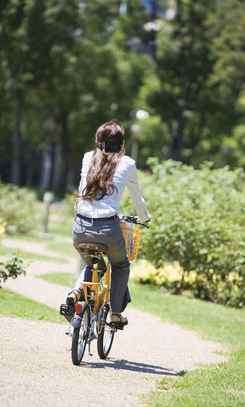 东方人,头发,一个人,商务人士,商务女性,坐,摸,竖图,室外,白天,旅游,度假,草地,草坪,植物,道路,路,自行车,亚洲,仅一个年轻女性,仅一个女性,仅一个人,一辆,抚摸,握,阴影,套装,服装,光线,影子,小路,交通,注视,休闲装,黄种人,娱乐,踩,车,脚踏车,草,树,树木,骑,背面,衣服,绿色,白色,黑色,阳光,自然,交通工具,踩着,观察,看,享受,休闲,休闲服,放松,握着,服饰,乡间小路,生长,成长,观看,察看,关注,载具,商务装,工薪阶层,年轻女性,女人,女性,亚洲人,长发,白领,上班族,触摸,接触,坐着,彩图,全身
