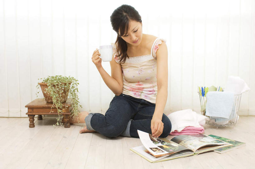 东方人,头发,一个人,客厅,坐,举,笑,摸,微笑,露齿笑,横图,室内,白天,正面,阅读,植物,报纸,杯子,书籍,亚洲,仅一个年轻女性,仅一个女性,仅一个人,一堆,许多,抚摸,握,学习,堆叠,堆积,服装,瓷器,盆栽,墙,咖啡杯,盆景,陶瓷制品,拿,拿着,注视,休闲装,黄种人,墙壁,墙面,衣服,绿色,白色,黑色,自然,低头,观察,看,托,休闲,休闲服,浏览,握着,服饰,生长,成长,观看,堆,察看,起居室,关注,瓷杯,年轻女性,女人,女性,亚洲人,书,图书,触摸,接触,举起,举手,举着,向上举,向上伸,向上托,坐着,彩图,全身