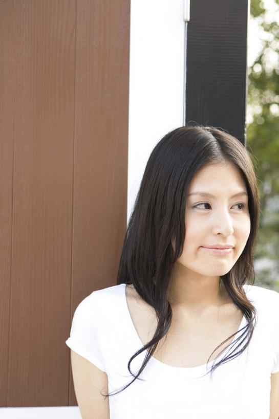 东方人,头发,一个人,站,笑,微笑,露齿笑,竖图,室内,白天,正面,旅游,度假,植物,窗户,落地窗,亚洲,仅一个年轻女性,仅一个女性,仅一个人,阴影,服装,光线,影子,墙,扭头,注视,休闲装,黄种人,娱乐,玻璃窗,墙壁,墙面,树,树木,衣服,绿色,白色,黑色,阳光,自然,观察,看,靠,靠着,倚靠,站着,转头,享受,休闲,休闲服,放松,服饰,生长,成长,观看,察看,倚着,关注,年轻女性,女人,女性,亚洲人,长发,站立,半身,彩图