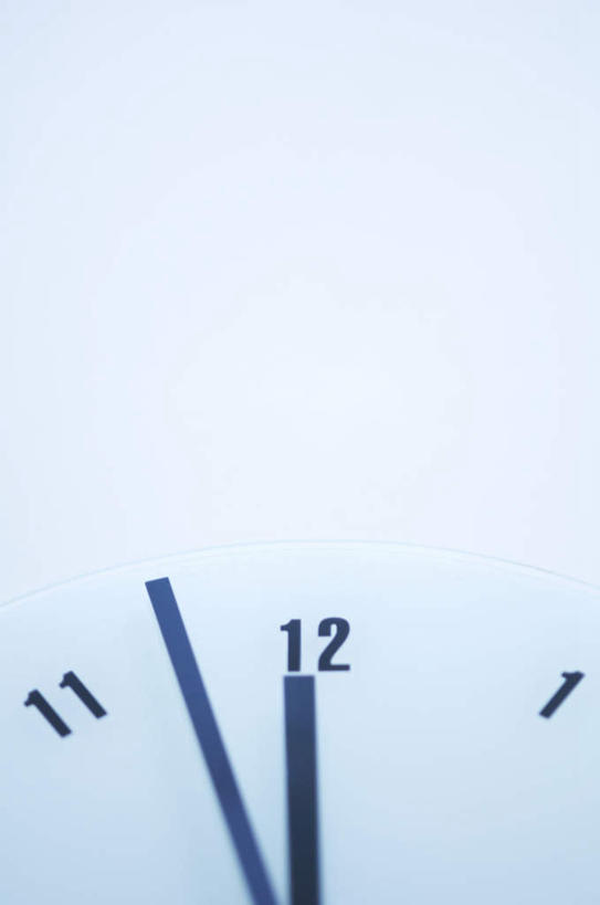 无人,竖图,室内,特写,白天,白色背景,仰视,阴影,时间,光线,标志,时钟,数字,文字,影子,字符,墙,计时,标识,墙壁,墙面,黑色,阳光,挂钟,钟表,表,摄影,阿拉伯数字,影棚,钟,彩图,低角度拍摄,影棚拍摄,拍摄