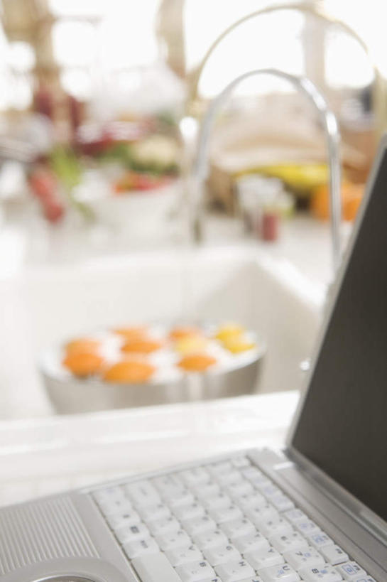 无人,竖图,俯视,室内,特写,白天,电脑,笔记本电脑,厨房,窗户,柑橘,蔬菜,水果,一堆,一排,许多,堆叠,堆积,朦胧,模糊,新鲜,整齐,网络,方格,水龙头,水池,生食,食品,果实,通讯设备,玻璃窗,食物,排列,黄色,白色,有机食品,绿色食品,堆,无线,队列,通信设备,无线网络,无线上网,便携式电脑,按键,手提电脑,橘子,桔子,橙子,橙,彩图,高角度拍摄,灶间