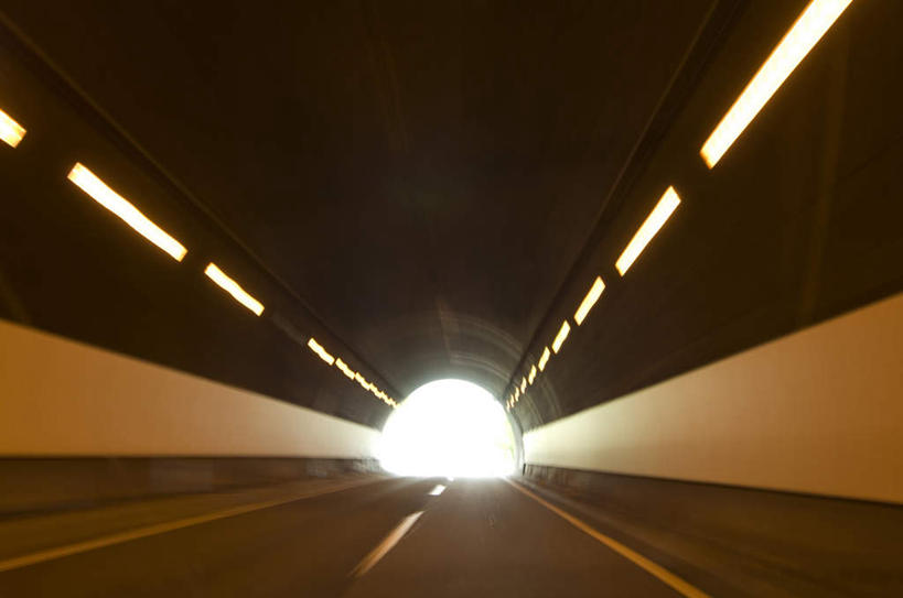 无人,横图,室内,白天,正面,旅游,度假,道路,路,公路,照明,一排,许多,整齐,隧道,壁灯,墙,灯光,横道线,交通,娱乐,墙壁,墙面,灯,排列,白色,灯具,享受,休闲,放松,照亮,照明设备,队列,马路,彩图