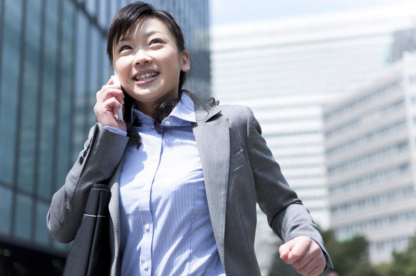 背,一个人,商务人士,商务女性,高楼大厦,走,笑,打电话,微笑,露齿笑,横图,室外,白天,仰视,度假,美景,城市风光,城市,大厦,建筑,摩天大楼,电话,手机,仅一个年轻女性,仅一个女性,仅一个人,阴影,光线,包,皮包,影子,景观,建筑群,拿,拿着,娱乐,通讯设备,建设,阳光,背着,享受,休闲,景色,放松,单肩包,交流,年轻女性,女人,女性,白领,沟通,通话,走路,半身,彩图,低角度拍摄,大楼,高层建筑,高楼,摩天楼