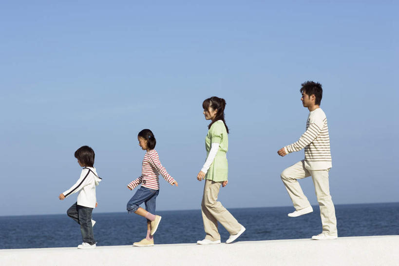 东方人,四个人,家庭,走,横图,室外,白天,侧面,海浪,海洋,沙滩,亚洲,一排,整齐,沙子,海岸,浪花,沙地,黄种人,排列,蓝色,蓝天,天空,海水,天,温暖,温馨,一家人,晴朗,和睦,队列,海景,万里无云,男孩,男人,男性,年轻男性,年轻女性,女孩,女人,女性,亚洲人,大海,风浪,海,海水的波动,海滩,近岸浪,涌浪,晴空,晴空万里,步行,散步,走路,彩图,全身,融洽