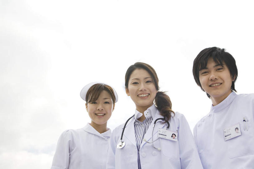 东方人,三个人,同事,医生,护士,站,笑,微笑,露齿笑,横图,室外,白天,仰视,成功,合作,团队,集体,信心,亚洲,云,云朵,云彩,黄种人,队伍,两个,一个,蓝色,白云,蓝天,天空,天,站着,医护人员,医疗人员,晴朗,单个,领导,白衣天使,白大褂,成就,合伙,领袖,男人,男性,年轻男性,年轻女性,女人,女性,亚洲人,大夫,晴空,站立,半身,彩图,低角度拍摄