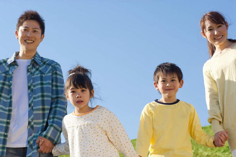 东方人,四个人,家庭,走,握手,笑,微笑,露齿笑,横图,室外,白天,仰视,草地,草坪,植物,亚洲,黄种人,草,蓝色,绿色,蓝天,天空,天,温暖,温馨,一家人,晴朗,和睦,万里无云,男孩,男人,男性,年轻男性,年轻女性,女孩,女人,女性,亚洲人,晴空,晴空万里,步行,拉手,散步,手拉手,手握手,走路,半身,彩图,低角度拍摄,融洽