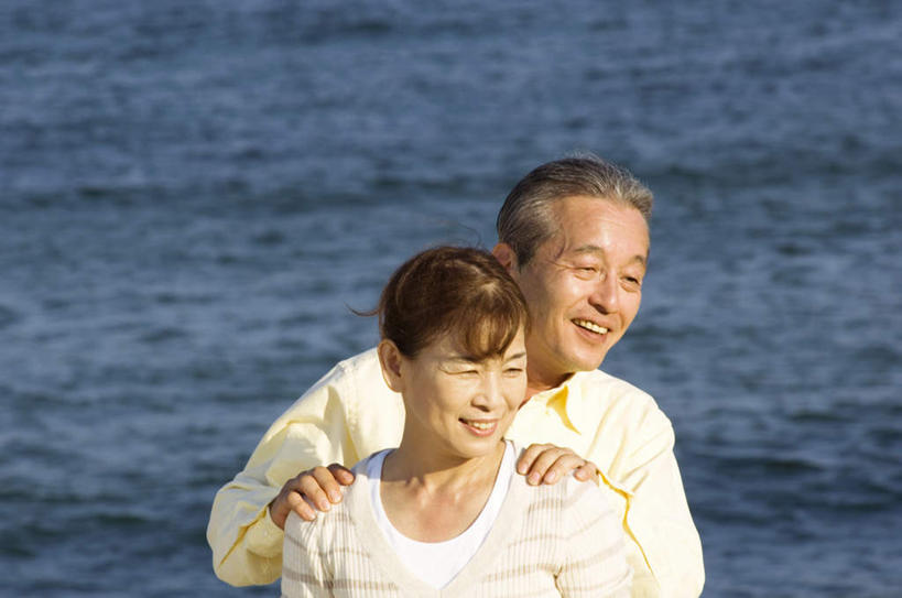 东方人,手,两个人,夫妻,站,笑,微笑,露齿笑,横图,俯视,室外,白天,爱情,海浪,海洋,亚洲,浪花,浪漫,注视,黄种人,肩膀,海水,观察,看,站着,手部,恩爱,搭,恋人,观看,察看,搭着,关注,海景,老年男性,老年女性,男人,男性,女人,女性,亚洲人,夫妇,情侣,大海,风浪,海,海水的波动,近岸浪,涌浪,站立,半身,彩图,高角度拍摄,伴侣