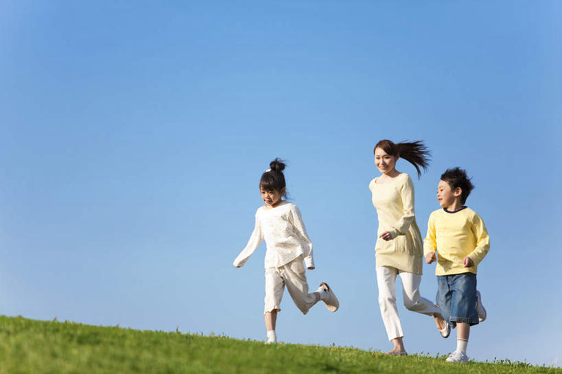 东方人,三个人,家庭,跑,横图,室外,白天,仰视,游戏,运动,草地,草坪,植物,亚洲,玩,黄种人,娱乐,草,蓝色,绿色,蓝天,天空,天,休闲,温暖,温馨,一家人,晴朗,活动,和睦,发泄,消遣,智力,万里无云,宣泄,体育,男孩,男人,男性,年轻女性,女孩,女人,女性,亚洲人,晴空,晴空万里,跑步,玩耍,嬉戏,彩图,低角度拍摄,全身,融洽