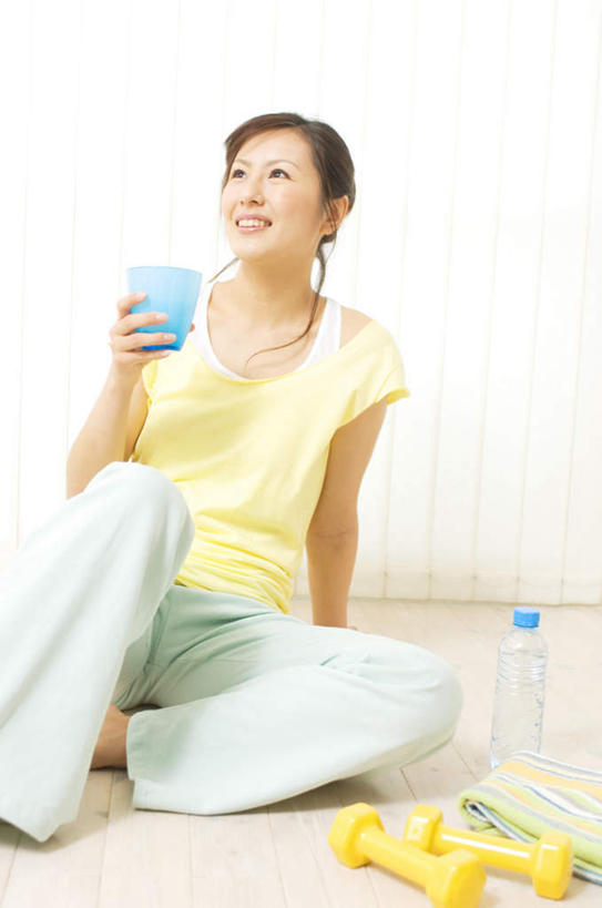 东方人,一个人,坐,竖图,室内,白天,仰视,杯子,哑铃,亚洲,仅一个年轻女性,仅一个女性,仅一个人,瓷器,瓷砖,地砖,墙,咖啡杯,陶瓷制品,地面,拿,拿着,黄种人,运动器械,墙壁,墙面,瓶子,塑料制品,健身器械,塑料瓶,瓷杯,健身器材,年轻女性,女人,女性,亚洲人,坐着,半身,彩图,低角度拍摄,运动器材