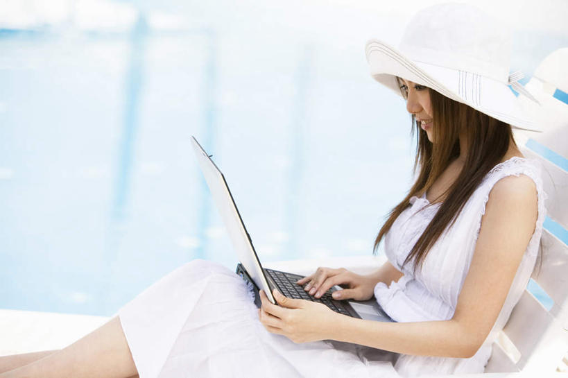 东方人,一个人,坐,横图,室外,白天,侧面,裙子,电脑,笔记本电脑,帽子,椅子,亚洲,仅一个年轻女性,仅一个女性,仅一个人,敲打,朦胧,模糊,网络,木椅,黄种人,输入,通讯设备,长裙,白色,遮阳帽,打字,点击,敲击,无线,通信设备,无线网络,无线上网,便携式电脑,按键,手提电脑,年轻女性,女人,女性,亚洲人,坐着,半身,彩图