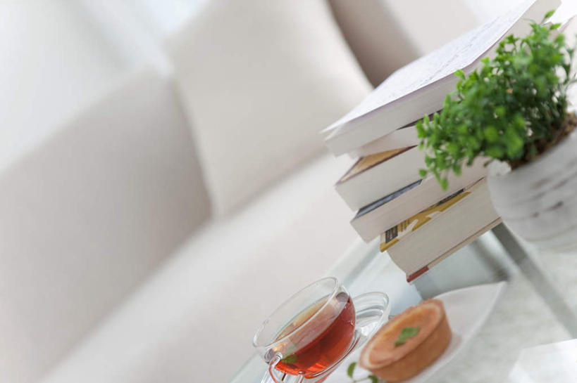 无人,横图,室内,特写,白天,正面,植物,静物,杯子,书籍,一堆,许多,堆叠,堆积,朦胧,模糊,盆栽,盆景,玻璃制品,饮料,绿色,自然,水杯,生长,成长,堆,玻璃杯,书,图书,彩图