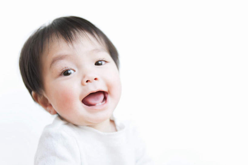 东方人,儿童,一个人,站,笑,微笑,露齿笑,竖图,室内,白天,白色背景,正面,纯洁,亚洲,仅一个男性,仅一个人,服装,墙,休闲装,黄种人,墙壁,墙面,小孩,衣服,白色,站着,张嘴,仅一个小孩,休闲,休闲服,可爱,童年,童趣,摄影,服饰,影棚,张大嘴巴,童真,烂漫,无邪,天真,男孩,男人,男性,亚洲人,孩子,张开嘴,站立,半身,彩图,影棚拍摄,拍摄,男生