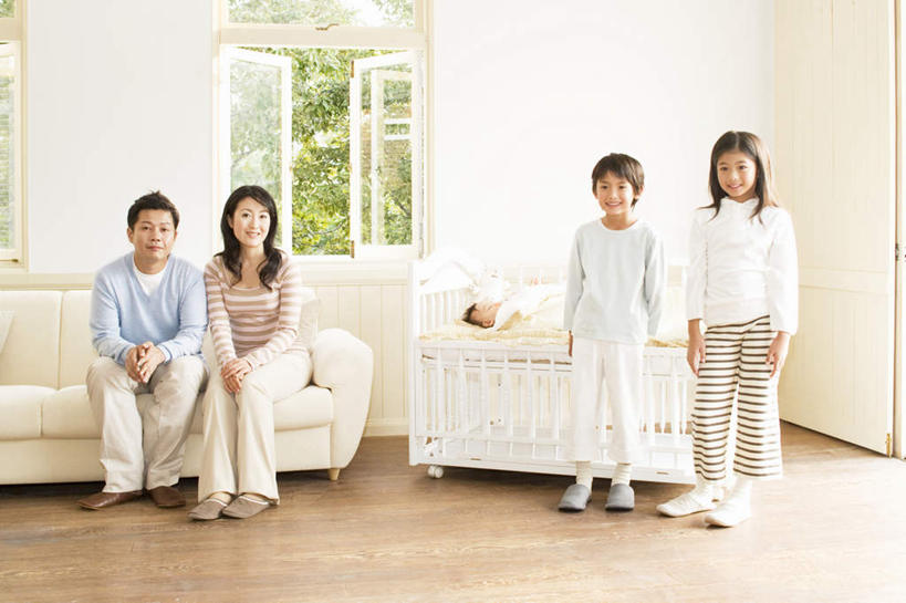 东方人,儿童,家庭,夫妻,母亲,父亲,女儿,儿子,客厅,站,坐,笑,微笑,横图,室内,白天,正面,爱情,纯洁,植物,沙发,亚洲,许多人,浪漫,黄种人,树,树木,小孩,绿色,自然,站着,一群人,温暖,温馨,父女,父子,母女,母子,一家人,恩爱,父爱,可爱,母爱,童年,童趣,恋人,生长,成长,和睦,起居室,童真,烂漫,无邪,天真,男孩,男人,男性,年轻男性,年轻女性,女孩,女人,女性,亚洲人,孩子,年轻人,夫妇,情侣,站立,坐着,彩图,全身,伴侣,融洽,男生,女生,皮沙发