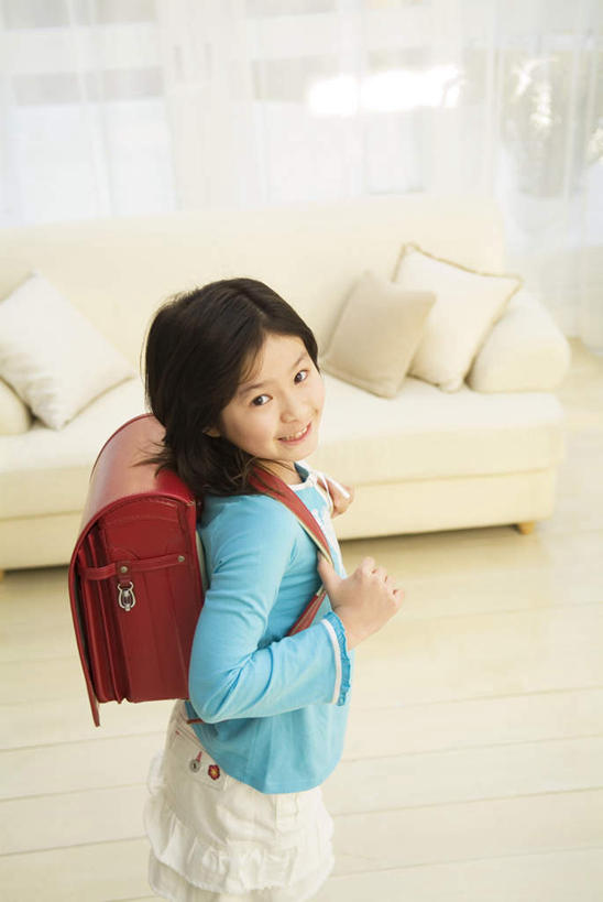 东方人,儿童,一个人,客厅,站,笑,微笑,露齿笑,横图,室内,白天,侧面,纯洁,地板,靠垫,沙发,亚洲,仅一个女性,仅一个人,包,书包,靠枕,地面,黄种人,木地板,小孩,红色,背包,垫子,枕头,站着,仅一个小孩,可爱,童年,童趣,起居室,童真,烂漫,无邪,天真,女孩,女人,女性,亚洲人,孩子,抬头,仰头,站立,半身,彩图,双肩包,女生,皮沙发