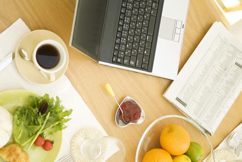 咖啡,无人,横图,俯视,室内,特写,白天,幸福,电脑,笔记本电脑,桌子,柑橘,蔬菜,西红柿,静物,杯子,水果,玻璃,新鲜,网络,瓷器,生菜,莴苣,生食,食品,果实,咖啡杯,陶瓷制品,一杯,娱乐,通讯设备,书桌,玻璃制品,食物,饮料,两个,课桌,碗,享受,休闲,温馨,放松,乐趣,有机食品,绿色食品,一台,提神,无线,舒适,瓷杯,醒脑,通信设备,无线网络,无线上网,便携式电脑,软饮料,春菜,鹅仔菜,莴仔菜,千金菜,叶用莴苣,手提电脑,橘子,桔子,橙子,橙,樱桃番茄,圣女果,番茄,彩图,高角度拍摄