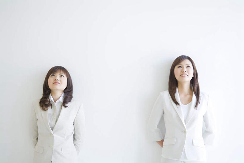 东方人,两个人,同事,商务人士,商务女性,站,笑,微笑,露齿笑,横图,室内,白天,白色背景,正面,衬衫,成功,合作,团队,集体,信心,亚洲,套装,墙,领带,注视,黄种人,队伍,墙壁,墙面,看,站着,摄影,影棚,领导,成就,关注,商务装,合伙,领袖,工薪阶层,背手,年轻女性,女人,女性,亚洲人,年轻人,白领,上班族,抬头,仰头,站立,半身,彩图,影棚拍摄,衬衣,拍摄