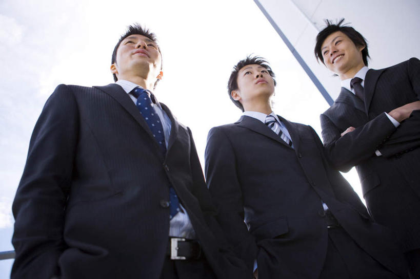 东方人,三个人,同事,商务人士,商务男性,办公室,站,双手交叉,横图,室外,白天,仰视,衬衫,成功,合作,团队,集体,信心,亚洲,套装,云,云朵,领带,云彩,黄种人,队伍,蓝色,白云,蓝天,天空,天,站着,晴朗,领导,双手抱胸,成就,商务装,合伙,领袖,工薪阶层,男人,男性,年轻男性,亚洲人,年轻人,白领,上班族,晴空,站立,半身,彩图,低角度拍摄,衬衣