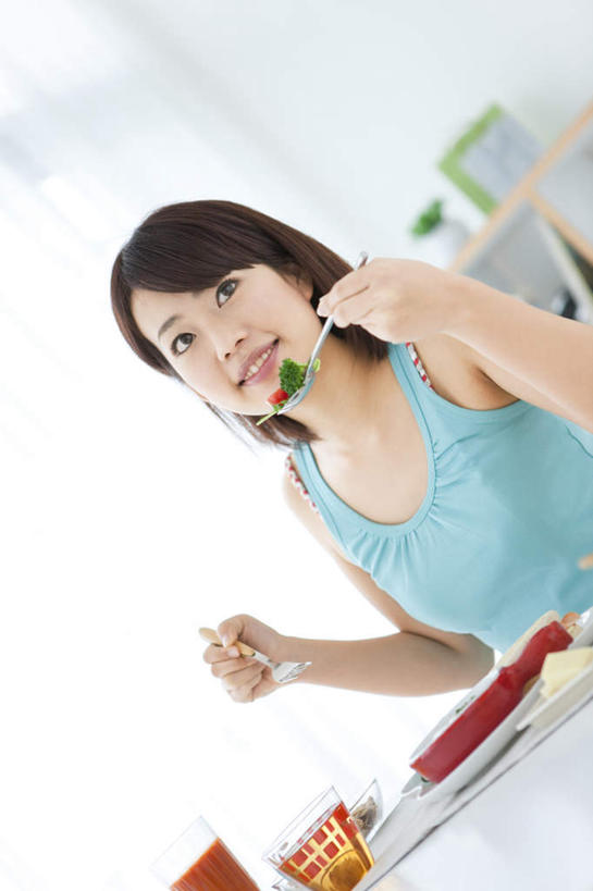 东方人,一个人,客厅,坐,笑,微笑,竖图,室内,白天,仰视,餐桌,桌子,蔬菜,水果,亚洲,仅一个年轻女性,仅一个女性,仅一个人,服装,勺子,蔬菜沙拉,沙拉,拿,拿着,休闲装,黄种人,色拉,沙律,衣服,蓝色,调羹,汤匙,休闲,休闲服,服饰,有机食品,绿色食品,餐台,色拉酱,起居室,千岛酱,年轻女性,女人,女性,亚洲人,坐着,半身,彩图,低角度拍摄