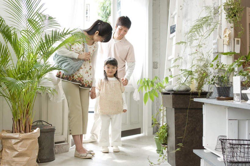 东方人,儿童,三个人,家庭,夫妻,母亲,父亲,女儿,站,握手,横图,室内,白天,正面,爱情,纯洁,植物,亚洲,盆栽,盆景,浪漫,黄种人,小孩,绿色,自然,站着,温暖,温馨,父女,母女,三口之家,一家人,恩爱,父爱,可爱,母爱,童年,童趣,恋人,生长,成长,和睦,童真,烂漫,无邪,天真,男人,男性,年轻男性,年轻女性,女孩,女人,女性,亚洲人,孩子,年轻人,夫妇,情侣,搀手,拉手,手拉手,手握手,站立,彩图,全身,伴侣,融洽,女生