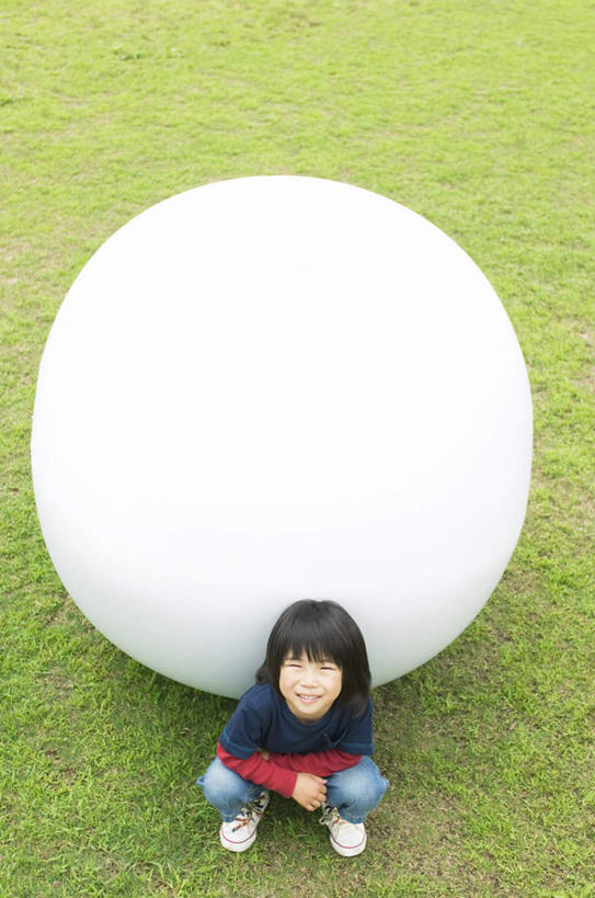 东方人,儿童,一个人,蹲,双手交叉,竖图,俯视,室外,白天,纯洁,草地,草坪,植物,亚洲,仅一个男性,仅一个人,服装,休闲装,黄种人,球,草,一个,小孩,衣服,蓝色,绿色,白色,仅一个小孩,休闲,球体,休闲服,可爱,童年,童趣,服饰,单个,双手抱胸,童真,烂漫,无邪,天真,男孩,男人,男性,亚洲人,孩子,蹲着,半身,彩图,高角度拍摄,男生