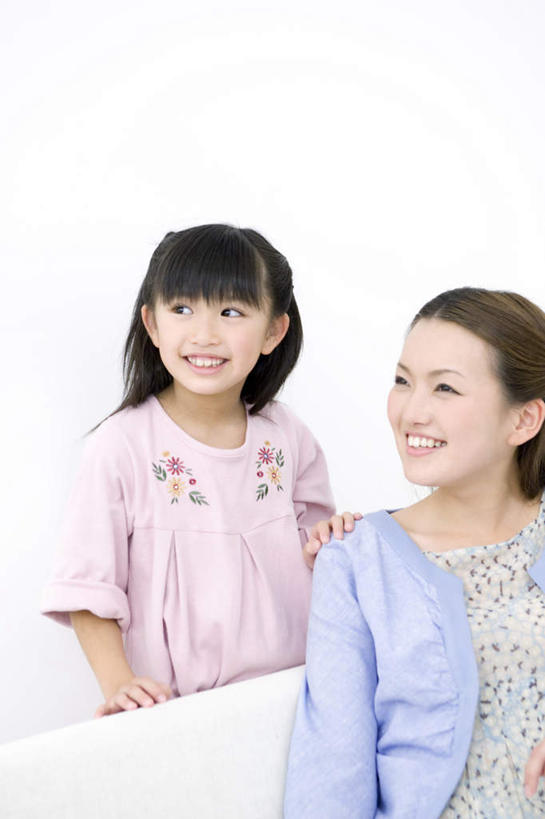 东方人,儿童,两个人,家庭,母亲,女儿,站,笑,微笑,露齿笑,竖图,室内,白天,白色背景,正面,纯洁,亚洲,服装,休闲装,黄种人,小孩,衣服,粉色,蓝色,站着,休闲,温暖,温馨,母女,一家人,休闲服,可爱,母爱,童年,童趣,摄影,服饰,影棚,和睦,童真,烂漫,无邪,天真,年轻女性,女孩,女人,女性,亚洲人,孩子,年轻人,站立,半身,彩图,影棚拍摄,拍摄,融洽,女生