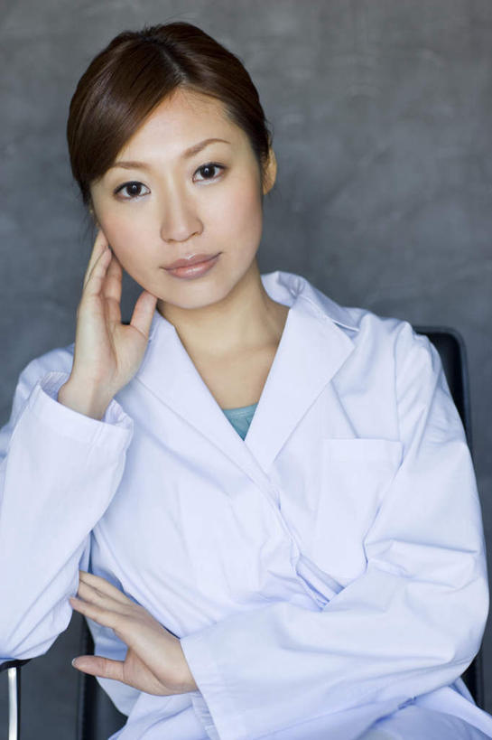 东方人,脸,头,脸颊,一个人,商务人士,商务女性,办公室,坐,竖图,室内,特写,白天,正面,衬衫,亚洲,仅一个年轻女性,仅一个女性,仅一个人,撑,套装,墙,托腮,注视,黄种人,墙壁,墙面,观察,看,托,观看,察看,关注,托下巴,商务装,工薪阶层,年轻女性,亚洲人,年轻人,头部,脸部,脸蛋,面部,白领,上班族,坐着,半身,彩图,衬衣