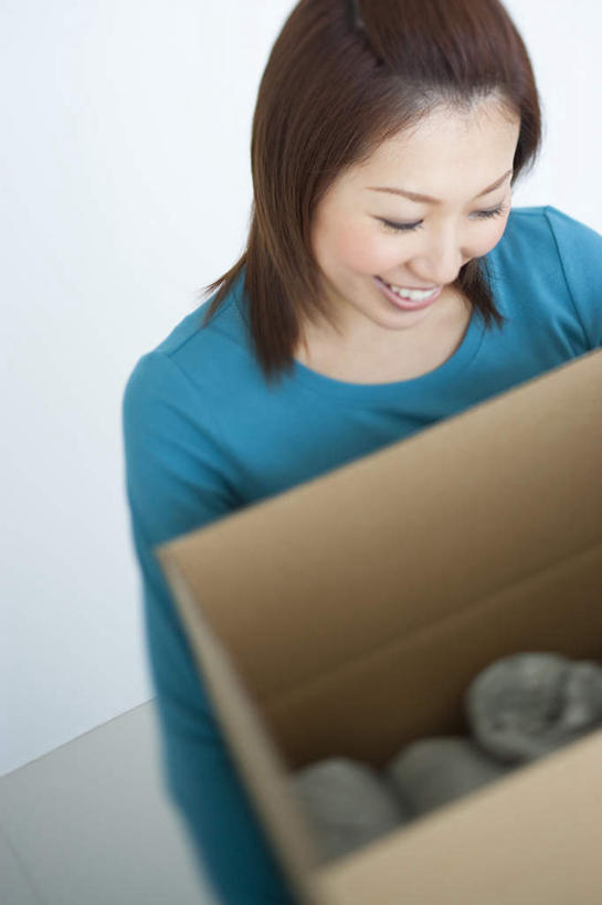 东方人,一个人,站,竖图,俯视,室内,白天,亚洲,仅一个年轻女性,仅一个女性,仅一个人,服装,包装,纸箱,墙,拿,拿着,休闲装,黄种人,墙壁,墙面,衣服,蓝色,容器,箱子,站着,休闲,休闲服,服饰,纸板箱,包装箱,年轻女性,女人,女性,亚洲人,站立,半身,彩图,高角度拍摄