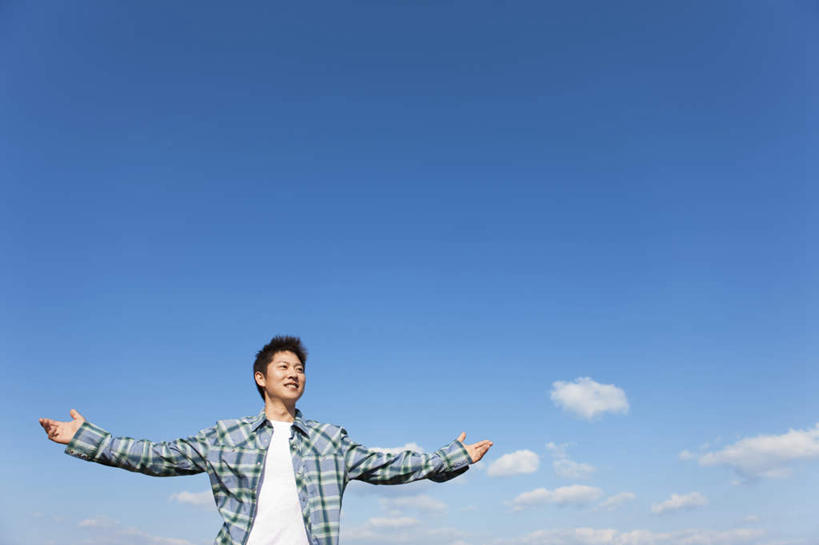 东方人,一个人,站,伸展双臂,横图,室外,白天,仰视,亚洲,仅一个男性,仅一个人,服装,格子,云,云朵,云彩,休闲装,黄种人,仅一个年轻男性,衣服,蓝色,白云,蓝天,天空,天,站着,休闲,休闲服,服饰,晴朗,男人,男性,年轻男性,亚洲人,晴空,敞开双臂,伸开双臂,展开双肩,站立,张开手臂,张开双臂,半身,彩图,低角度拍摄